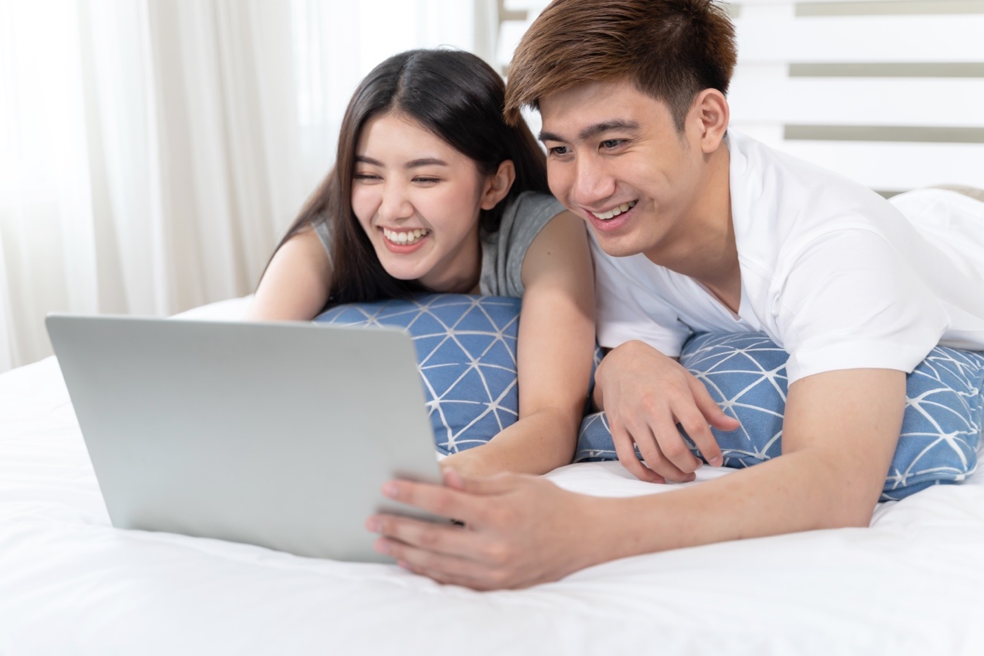 couple,looking,laptop