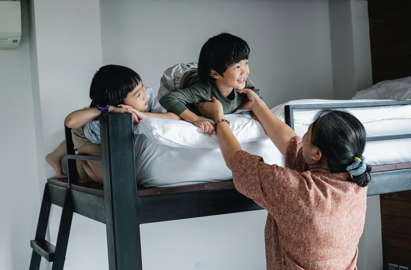 bed,toddlers,grandma