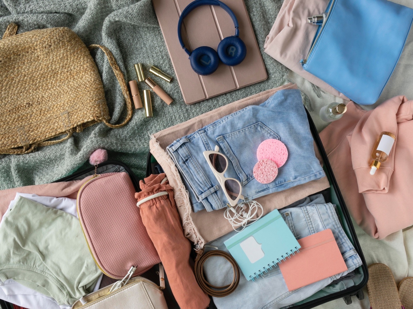 suitcase,notebooks,pants,lipsticks