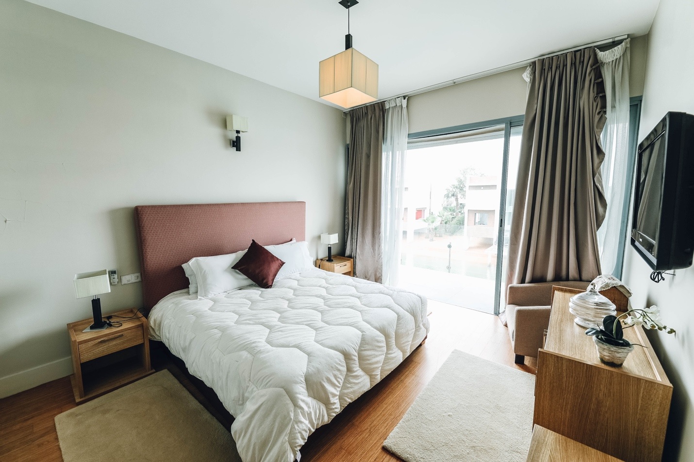 bedroom,bed,pillows