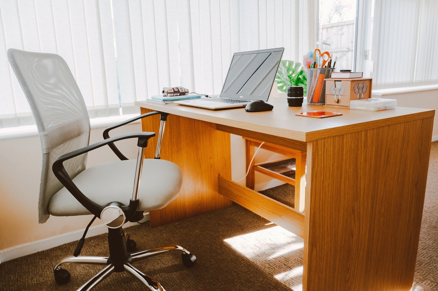 officechair,laptop,table
