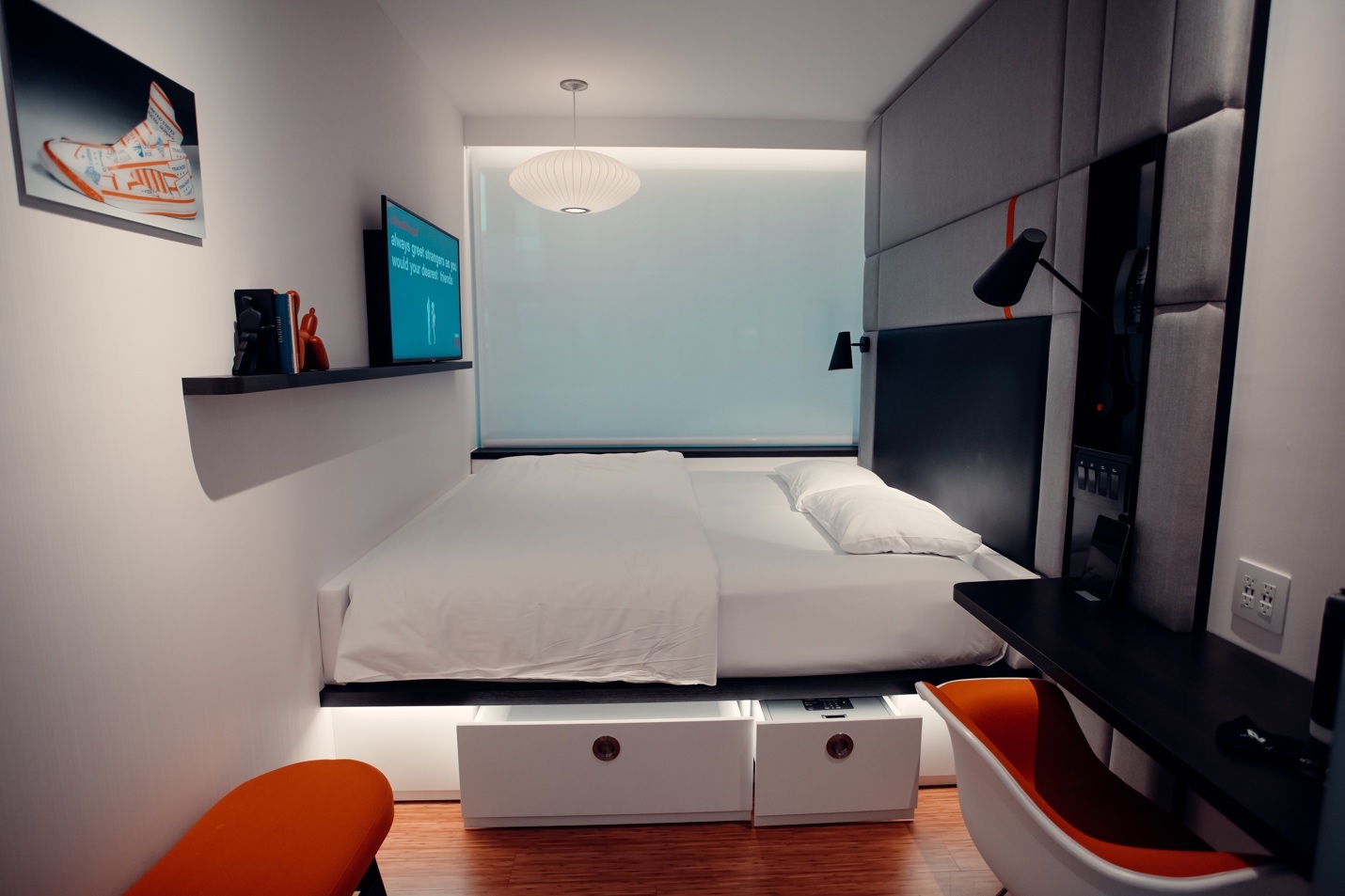 bedroom,elevated,bed