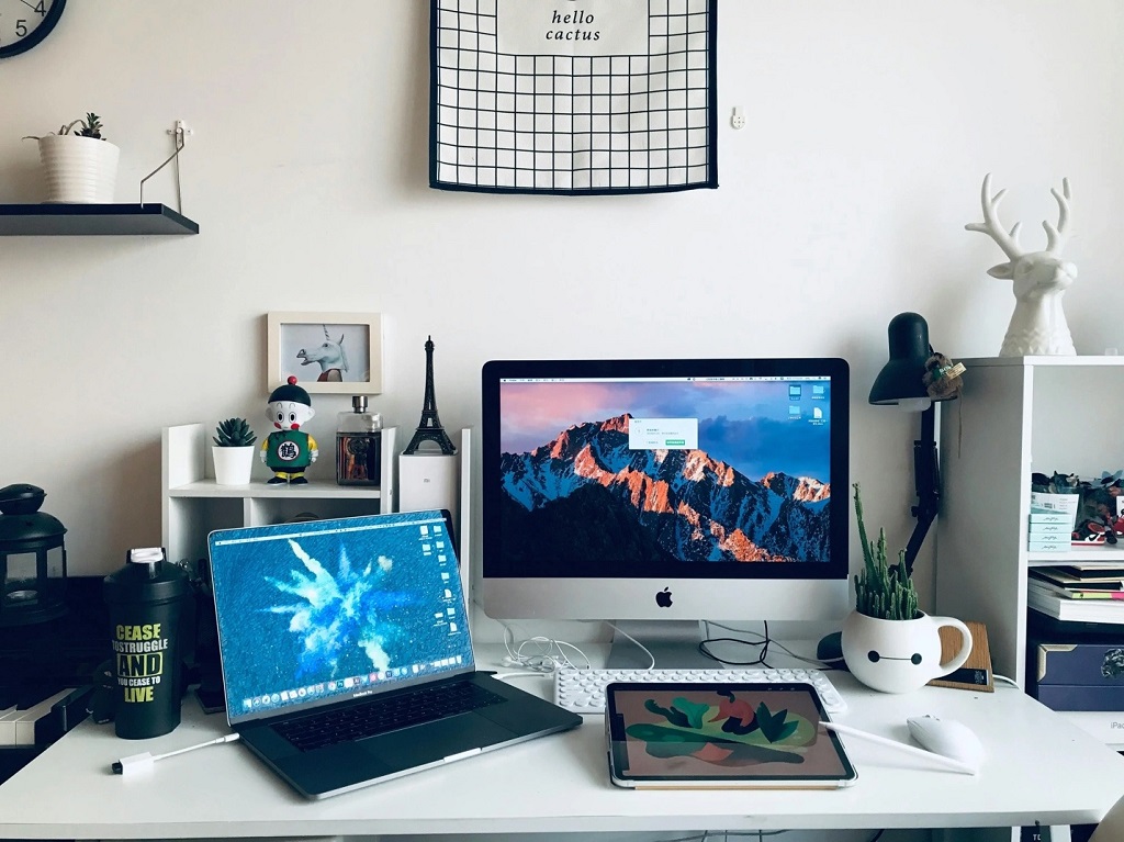 desk,laptop,tablet