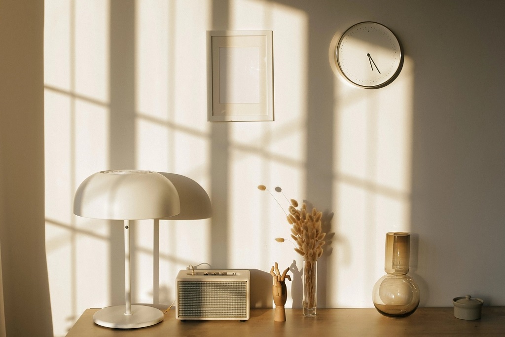 lamp,clock,radio,vases