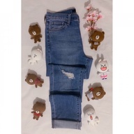 UNIQLO BRANDED WOMAN DISTRESSED JEANS