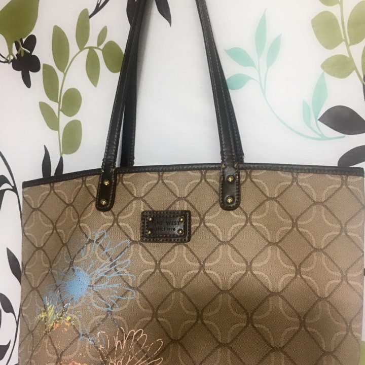 Nine West shoulder bag bought in Dubai.It is handy bag anywhere you ...
