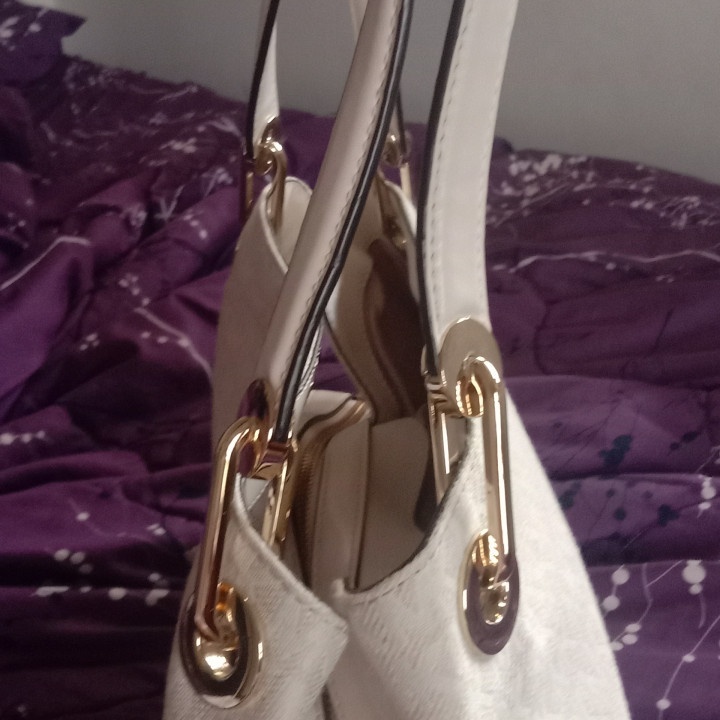 MIchael kors bag original for sale never been use at 5000.00 from