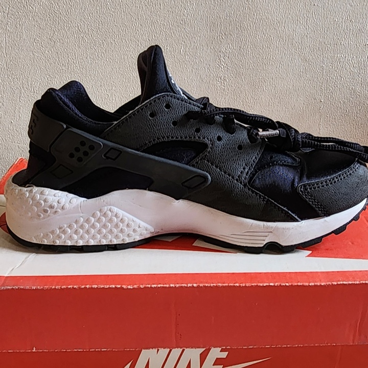 childrens black nike huarache