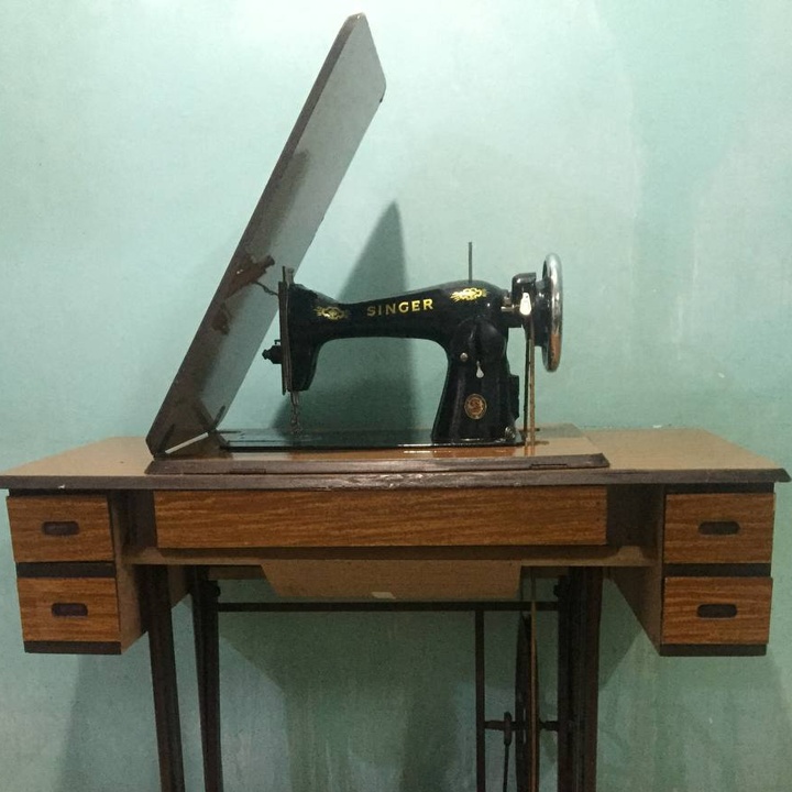 Manual Singer Sewing Machine at 5500.00 from Quezon City. LookingFour