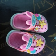 Shoes for 3-4months ung light pink n my ribbon ung pink n may baby 6 months
