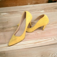 Yellow stilleto