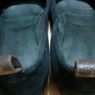 LV  black flats  size 35 maganda pa po sya di na o kase kasya at nakatambak lang need  na din po ng funds  maganda po  x
