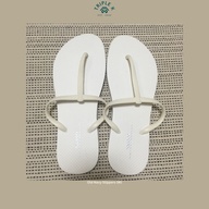 Old Navy White Slippers (W)