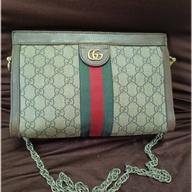 Pre-loved Gucci magnetic enclosure chain sling bag